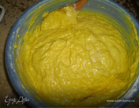 А теперь добавляем взбитые белки и тесто тут же становится "кексовой" консистенции)))