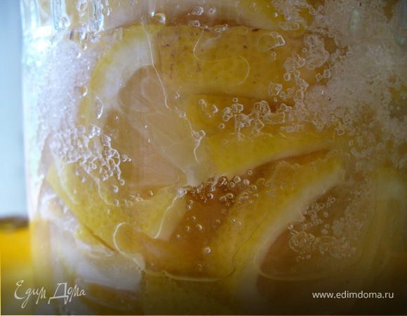 Выложить слой лимонов в баночку, пересыпать обильно сахаром - и так до крышки. Назавтра ваш засахаренный лимон готов