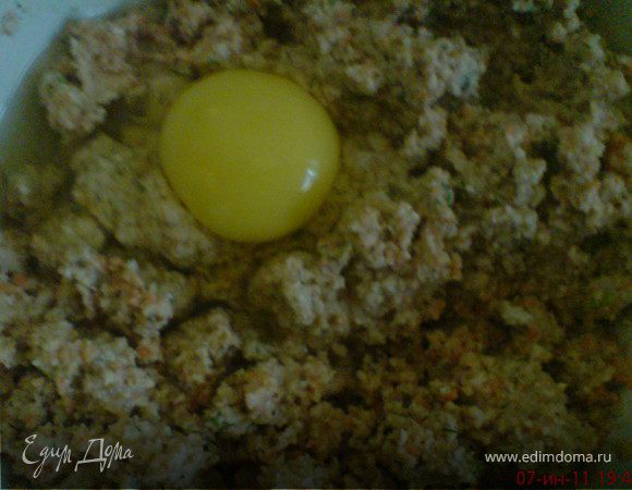 хорошо вымешать массу и добавить яйцо,
