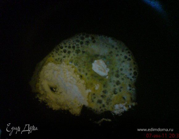 спассеровать на половине нормы масла с мукой,влить половину отвара грибов,вскипятить