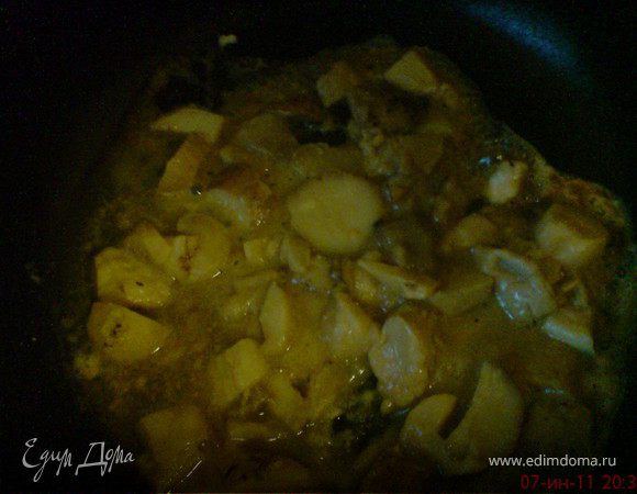 влить половину отвара грибов,вскипятить
