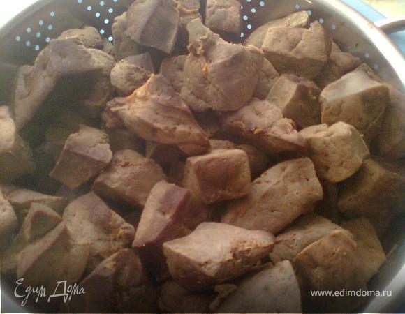 печень режем кусочками затем варим,добавляем соль, перец.