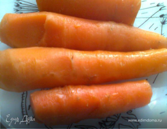 морковь варим затем чистим от кожуры