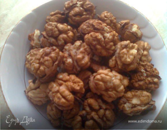 орехи будем пропускать через мясорубку,но если у кого есть такой прибор то лучше провести через неё
(внизу есть фото)