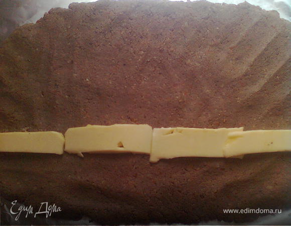 после етого всё хорошенько перемешать,открыть фальгу и положить на него паштет,придовить рукой, если паштет плохо будет мазатся намочите руки в растительном масле, нарезать сливочное масло и положить ломтиками в паштет.Из етого может получиться 2 рулона.