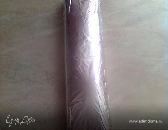 затем свернуть в рулет с фальгой.
Оставляем на ночь в холодильник.