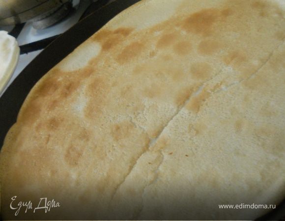 Приготовить блинчики - пресные, достаточно тонкие, но не ломкие. ***У меня тесто из двух яиц, далее вода, мука, соль и немного оливкового масла - все это уже интуитивно. Бывает по нескольку раз добавляешь воду/муку, чтобы добиться нужной консистенции***