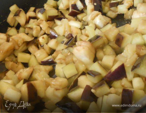 Баклажаны нарезать достаточно мелко ***Мне уже много лет не попадаются плоды с горчинкой, так что ориентируйтесь на себя - многие по инерции вымачивают/выдерживают в соли*** Обсушить, обжарить в глубокой сковороде с добавлением масла, до мягкости, минут 5-7 ***Баклажан - очень коварный и жадный овощ, так что рекомендую осторожно добавлять масло - ему все мало, лучше подлить немного воды***
