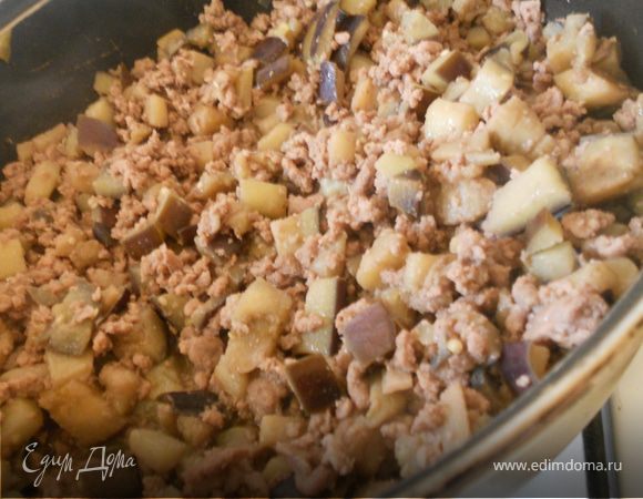 Добавить к баклажанам фарш, готовить, помешивая, до стадии, когда мясо изменится в цвете. ***В идеале, конечно, купить мясо и самостоятельно измельчить его. Но вот я, любитель ходить по магазинам ночью, на этот раз столкнулся с тем, что выбор мяса был невелик, и уж больно подозрительного ярко-красного цвета. На его фоне готовый фарш показался мне более привлекательным*** Можно немного присолить и добавить перца.