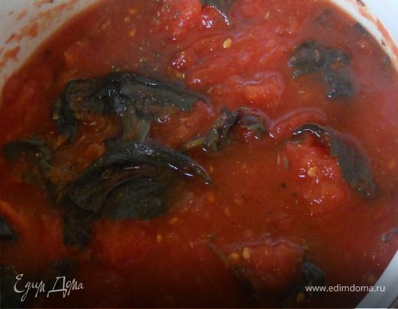 Для соуса соединить помидоры, базилик и другую зелень, соль, специи ***для баланса рекомендую добавить 1/2 ч.л. коричневого сахара***, готовить на среднем огне, помешивая, минут 10.