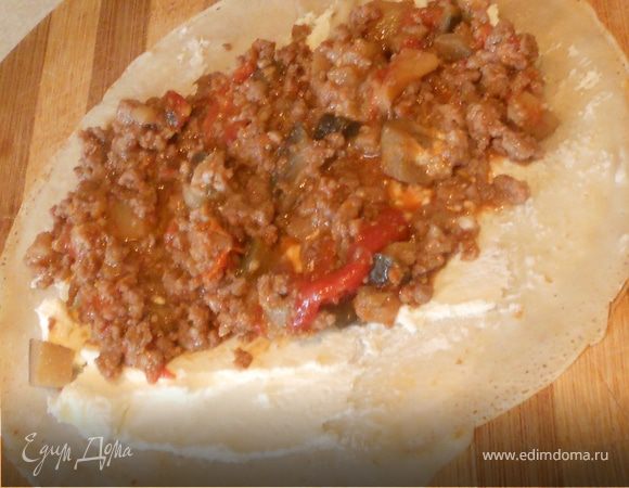 Блинчик смазывать (или выкладывать кусочками) творожным сыром, поверх распределять фарш с баклажанами ***По количеству не скажу точно, тут нужно подстраиваться, но содержание должно занимать 1/3-1/2 всей поверхности блинчика, края без начинки***