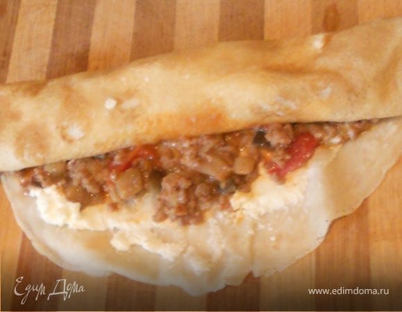 Свернуть блинчики рулетом ***У меня получились весьма пухлые товарищи, но после запекания немного худеют:)))***