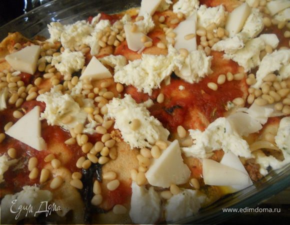 Достать форму, присыпать каннелони кедровыми орешками, моцареллой и козьим сыром и отправить в духовку еще минут на 10, пока сыр не начнет плавиться. ***Рекомендую подавать с зеленью - так оттенится вкус, да и у совести будет меньше поводов выпендриваться:))***