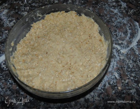 Сливочное масло взбиваем с сахаром, медом и яйцами. Добавляем просеянную муку, разрыхлитель, соль и овсяные хлопья. Тщательно перемешиваем.