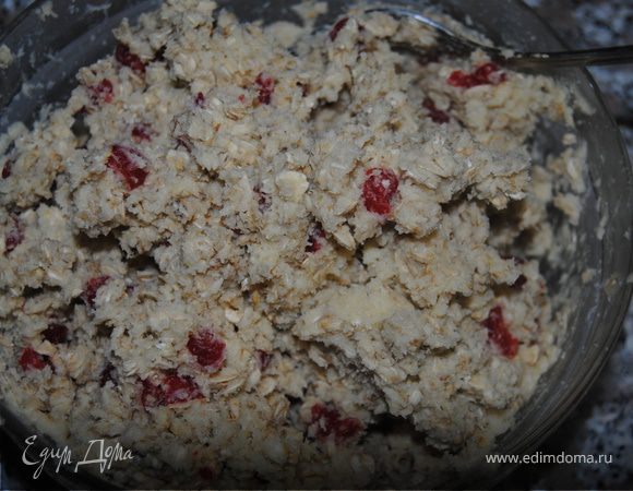 Добавляем вишню (я ее резала пополам), мешаем и ставим в холодильник минут на 25.