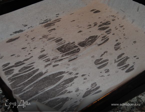 Разогреваем духовку до 190 градусов. Противень нужно немного сбрызнуть водой и застелить бумагой для выпечки. 