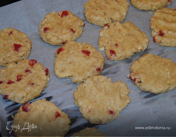 Катаем из теста шарики, выкладываем на противень, немного прижимаем. Выпекать печенье примерно 12 мин, до золотистого цвета.

