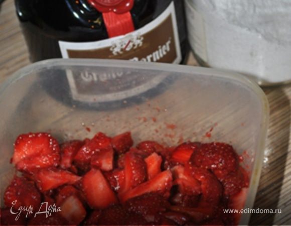 Половину клубники размять. Вторую половину порезать на кусочки. Посыпать сахарной пудрой и добавить 1 ст.л. ликера, если вы его используете.