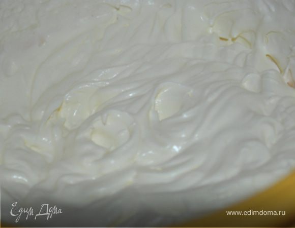 Сливки взбить до мягких пиков.