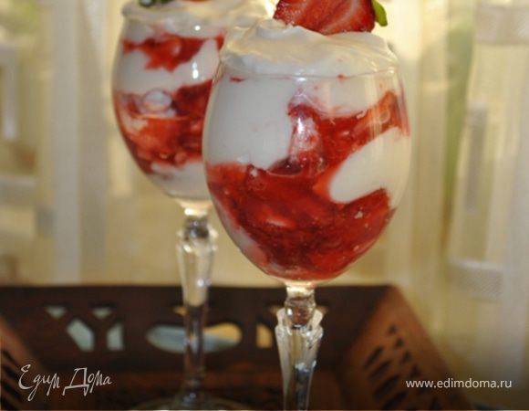 Смешать все подготовленные составляющие и разложить десерт по бокалам.
Я смешала только клубнику и безе и укладывала слоями со сливками. Так красивее, мне кажется... 