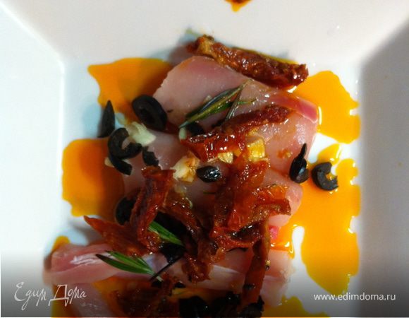 для начала маринуем кролика:
филе кролика разрезаем на две половины 
немного морской соли, чеснока, розмарина, маслин, оливкового масла, вина, пару вяленых помидоров и масла из этой и белого вина, все это хорошо перемешать и поставить на час в холодильник 
