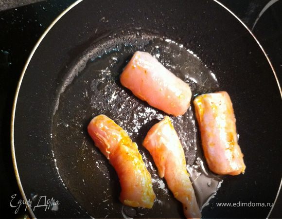 после часа достаем кролика из марина и жарим на оливковом масле, кролик жарится очень быстро, не дайте ему высохнуть.