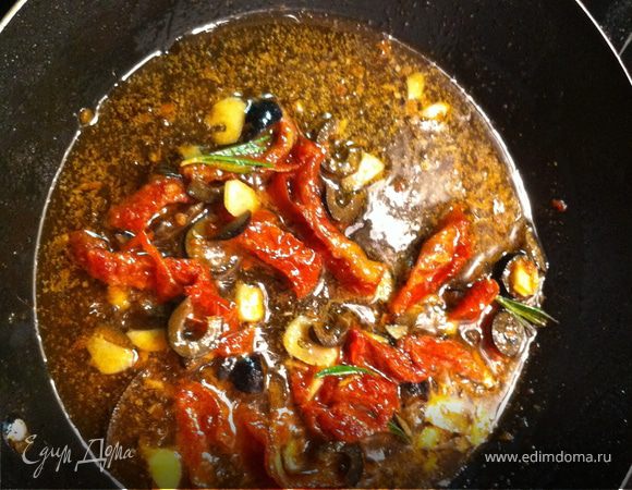 в сковородку в тоже масло наш маринад, ждем когда выпарится наше вино и добавляем немного бульона для того, чтобы помидоры стали мягче