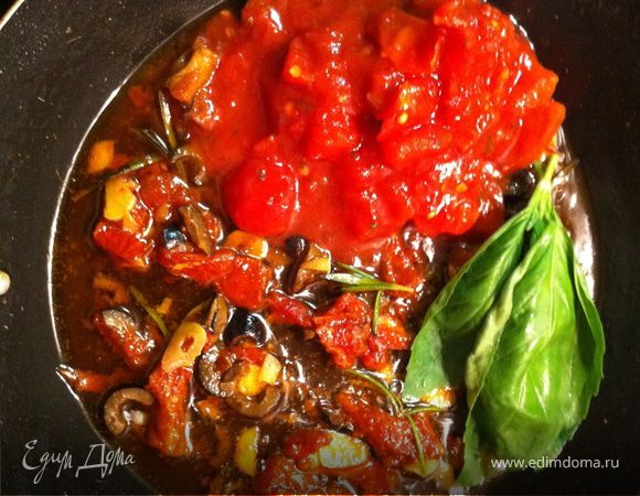 когда в сковородке вяленые помидоры станут совсем мягкими, нужно добавить свежих помидоров и базилик