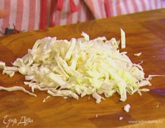Капусту тонко нашинковать.