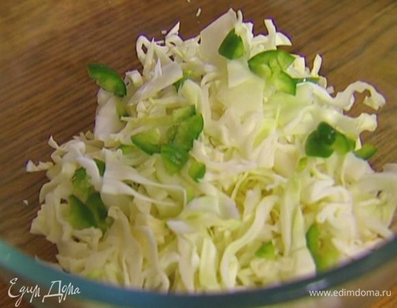 Перец чили, удалив семена, тонко порубить и перемешать с капустой.