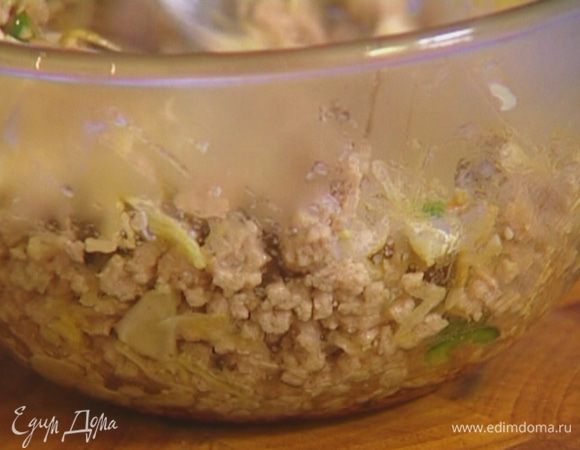Заправить соусом капусту, добавить обжаренный фарш, все перемешать.