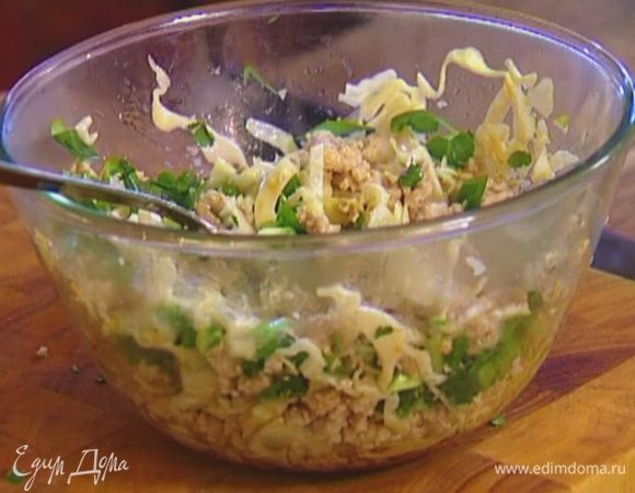 Кинзу и зеленый лук мелко порубить и добавить к фаршу с капустой.