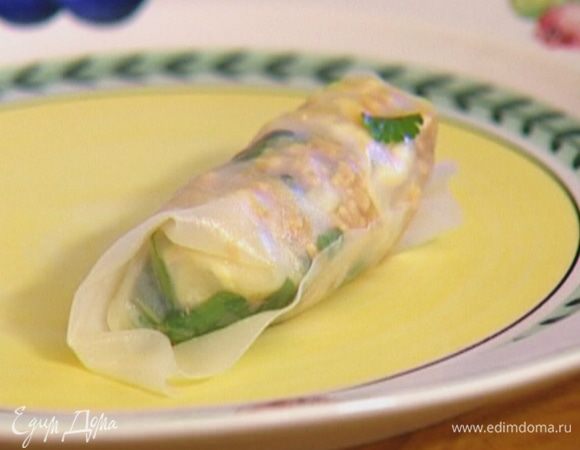 Разложить начинку на рисовые листы и свернуть их конвертиками.