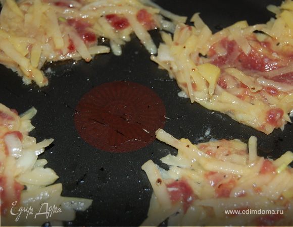 Картофель натереть на крупной терке, лук мелко нашинковать, смешать все продукты, добавить столовую ложку муки и чеснок.