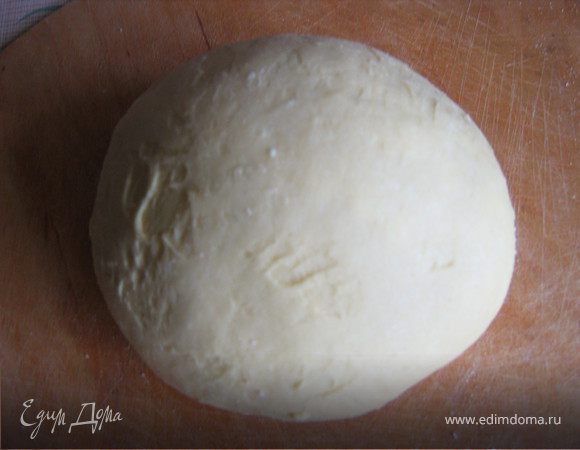 Из яиц,молока,соли и муки замесить крутое тесто.Накрыть тесто полотенцем и оставить "отдыхать" на 20-30 минут.