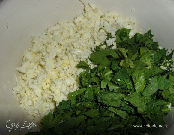 Яйца очистить от скорлупы,мелко нарубить или натереть на крупной тёрке,зелень тоже мелко нарезать,смешать в миске яйца и зелень,посолить,поперчить.