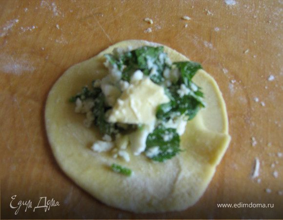 "Отдохнувшее" тесто скрутить в жгут,нарезать на не большие кусочки,каждый кусочек обвалять в муке и раскатать круг.В середину каждого круга выложить ложку начинки и сверху положить кусочек масла,затем плотно защипать края теста