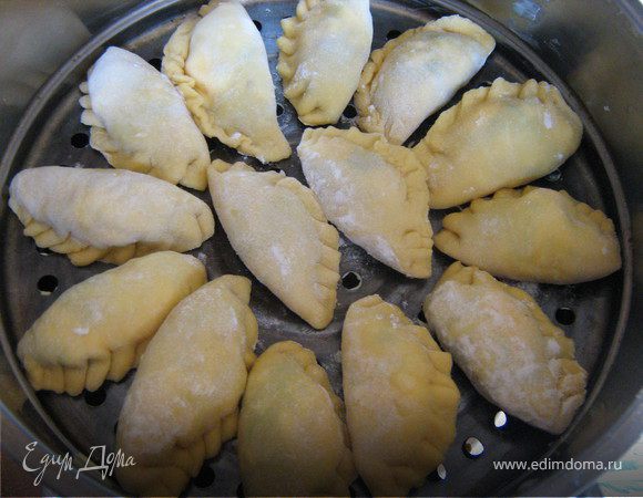 Готовые вареники уложить на смазанные маслом круги манты-каскана и варить на пару 25-30 минут.