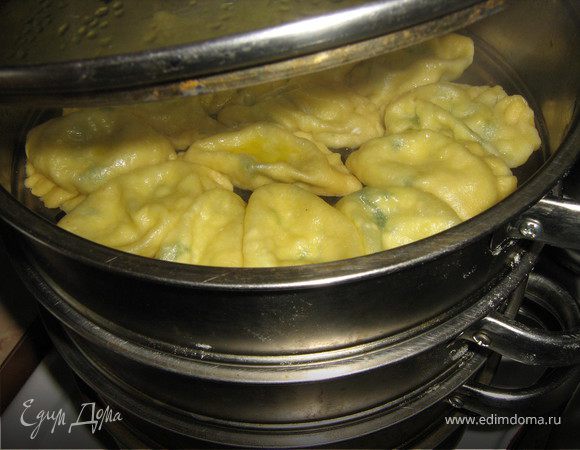 За 5 минут до готовности смазать вареники маслом.