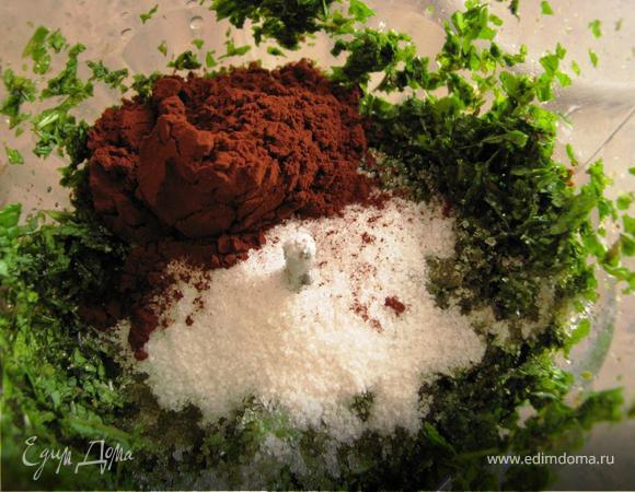 Мяту, столовую ложку сахара, какао, сливки измельчить в блендере до однородной пасты. 