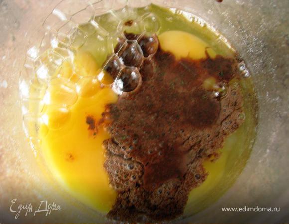 Мятно-шоколадную пасту, яйца, муку, сахар, разрыхлитель и размягченное масло взбить миксером. Тесто разлить по формочкам, готовить 20-25 минут при температуре 180С.  