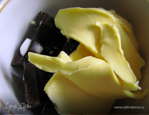 Глазурь: в чашку сложить ингредиенты, поставить в микроволновку на 30 сек, все быстро перемешать и полить кексики. 