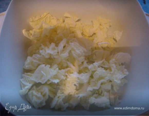 Листья салата вымыть, обсушить слегка. Выжать сок из лимона. Листья салата порвать руками.