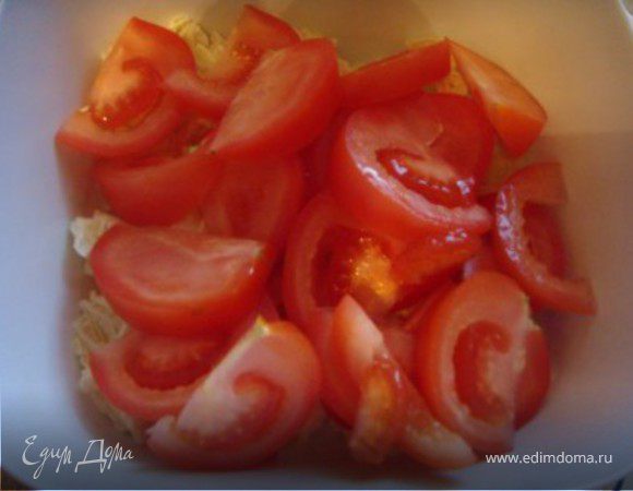 Затем порезать дольками помидоры