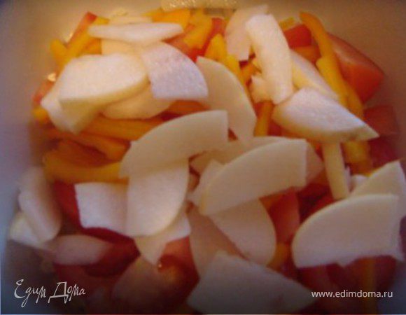 Потом тонкими кусками грушу режем
Все соеденить, посолить и поперчить по вкусу и хорошо перемешать.
Оливковое масло соеденить с соком лимона, заправить салат и вновь хорошо перемешать.