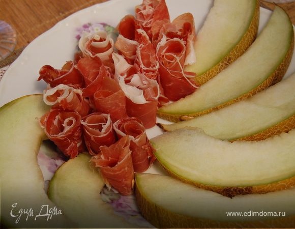 Разница с первым вариантом заключается в том, что получается нежнее значительно и выглядит красивее. Ну, тут уж кому как больше нравится. Опять повторюсь, идеально порезать эту красоту на машинке тонко-тонко, и подать например с дыней….  Мы по случаю как раз купили! Конечно это не пармская ветчина, но все равно очень и очень вкусно! Так же обещаю в ближайшее время радовать вас блюдами с использованием панчетты, благо их великое множество! Желаю всем приятного аппетита!