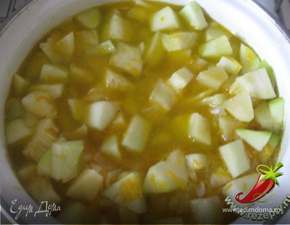 Очищаю кабачок.
Произвольно мелковато нарезаю.