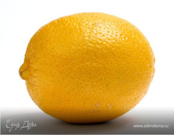 Лимон разрезаю на половинки.
Вынимаю косточки.
Шкурку можно не срезать. По желанию.
Мелко нарезаю на дольки.