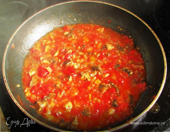 Помидоры и лук мелко нарезать, шампиньоны крупно, все потушить на сковородке в масле. 