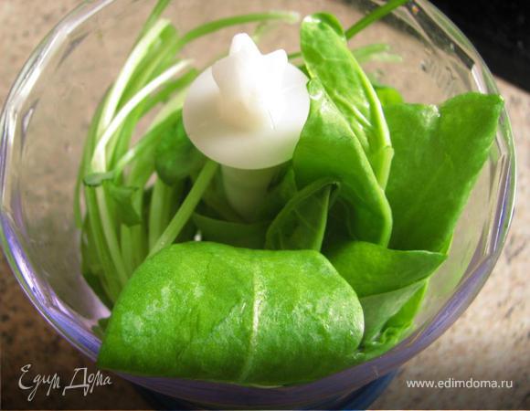 В блендере измельчить щавель, чеснок и петрушку. 